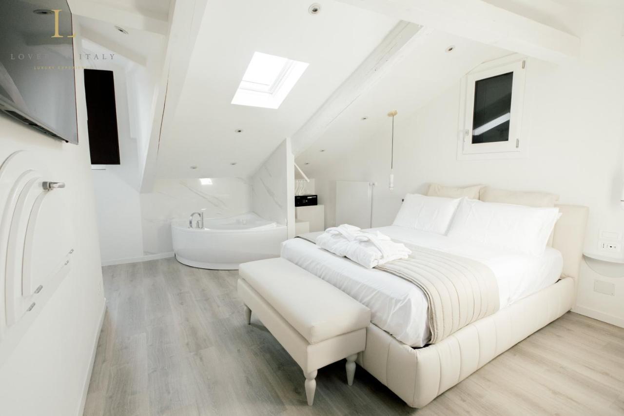 Loversinitaly Romantic Apartments - Altana And Jacuzzi เวนิส ภายนอก รูปภาพ